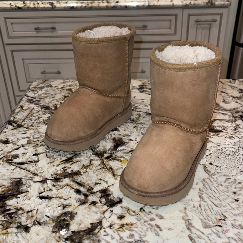 Classic uggs toddler size 9 chestnut brown
